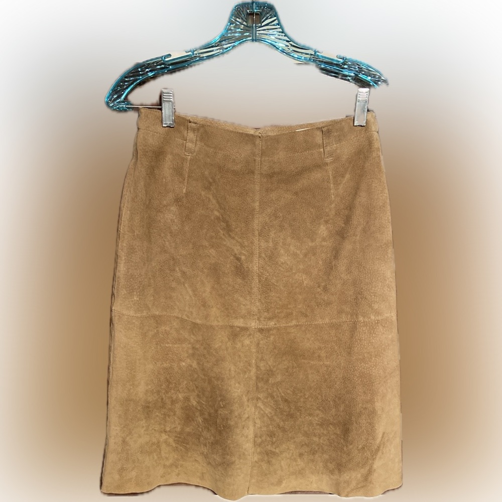 Suede leather skirt, fully lined. Size 4 camel color